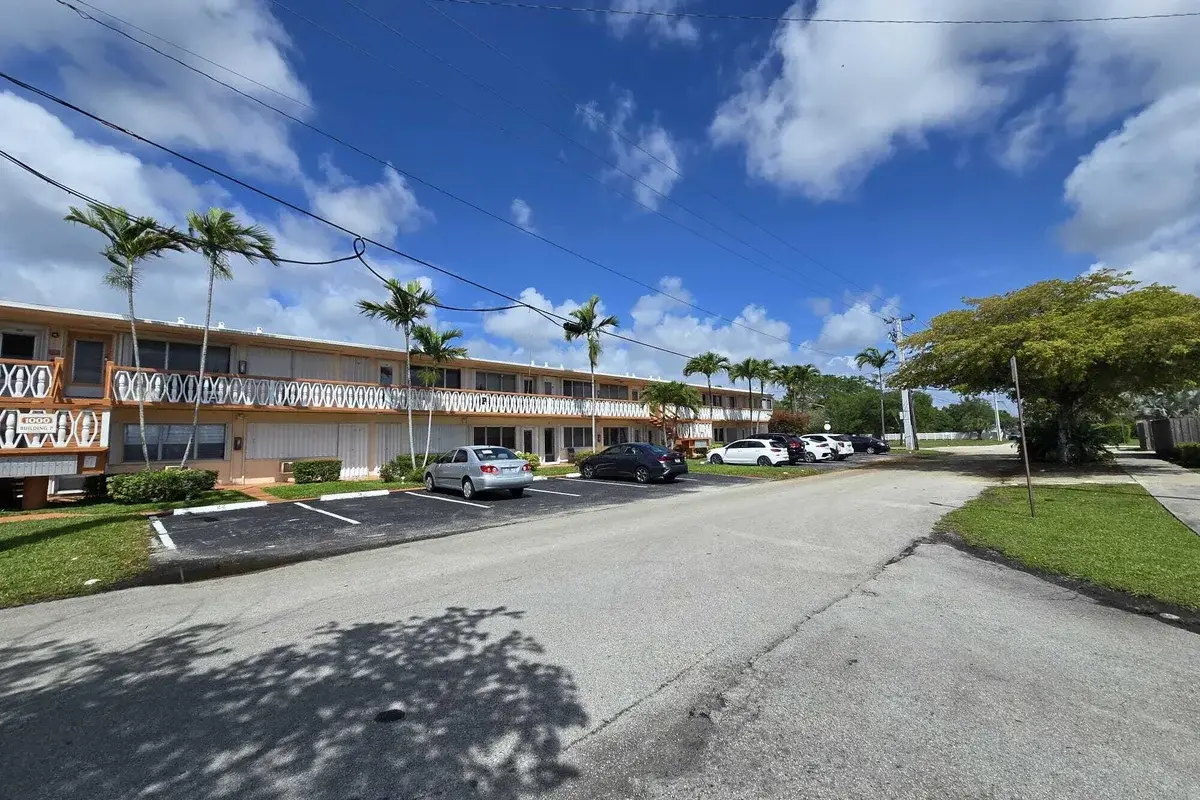 1000 SW 10th Ave SW #19p, Hallandale Beach: photo 1 of 18