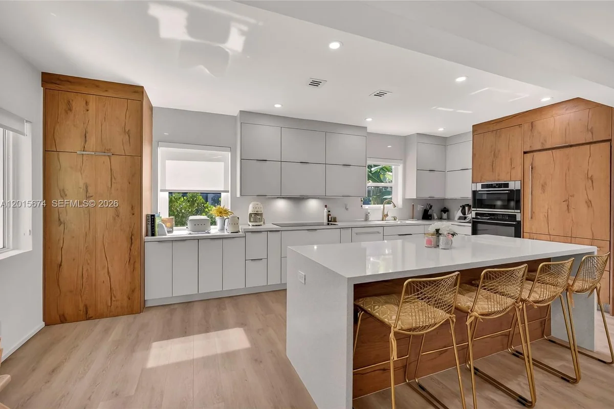 725 NE 81st St, Miami: photo 1 of 31