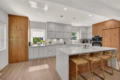 725 NE 81st St, Miami: photo 1 of 31