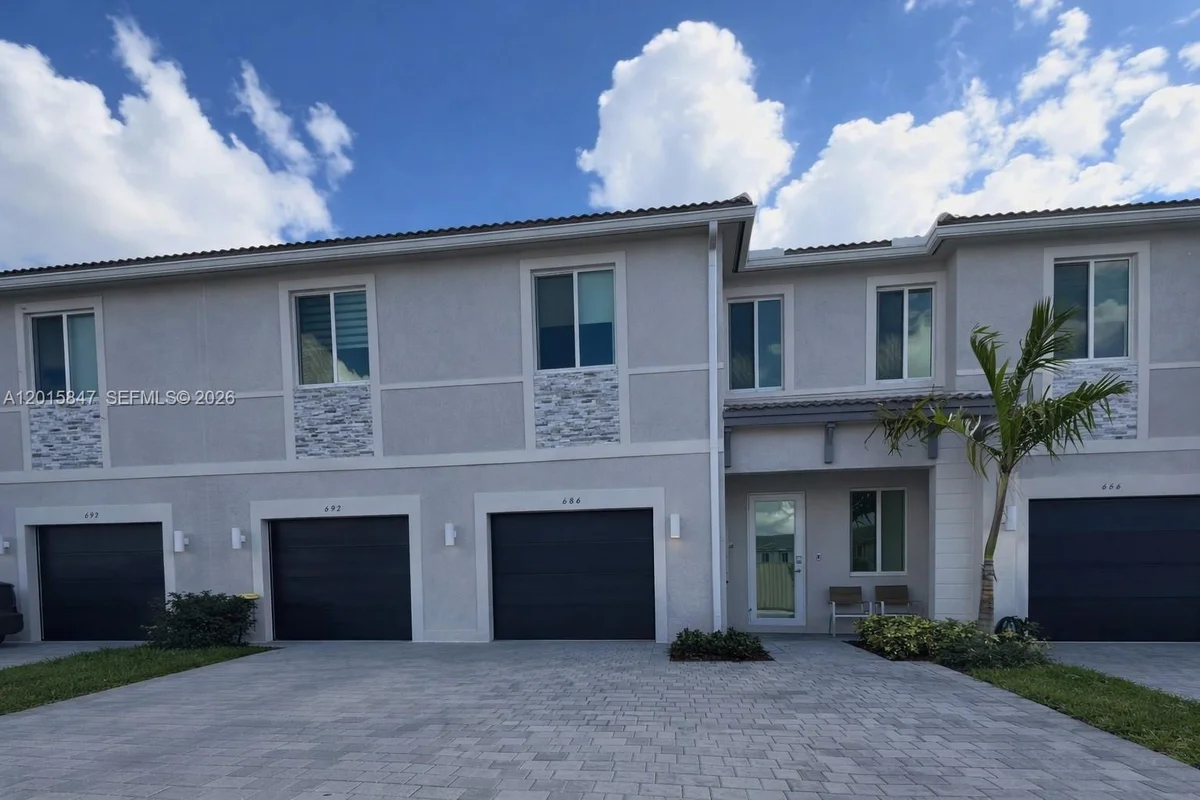 686 SE 13th Ct, Homestead: photo 1 of 6