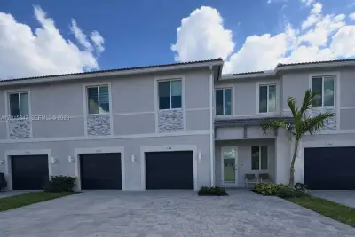 686 SE 13th Ct, Homestead: photo 1 of 6