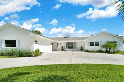 76 W Fairview W, Tequesta: photo 1 of 31