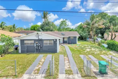 2352 NW 102nd St, Miami: photo 1 of 52