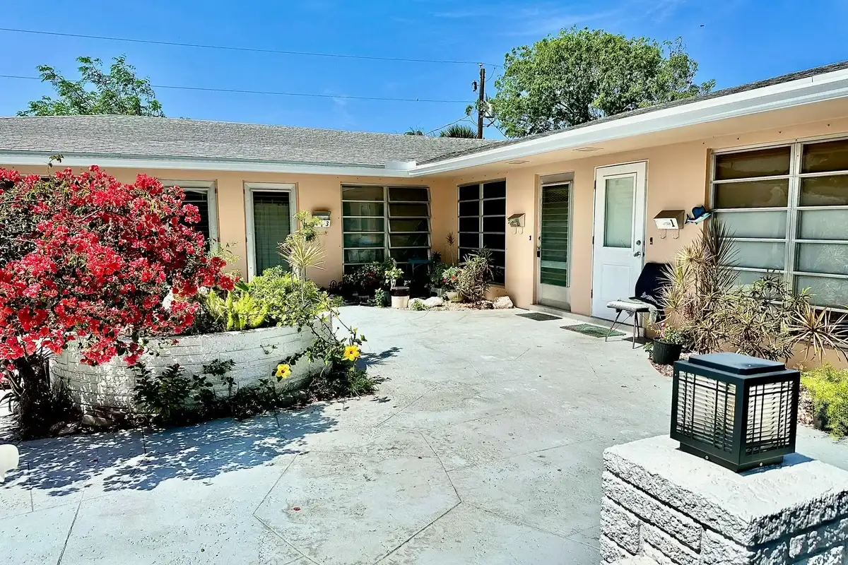 1261 SE 4th St #2, Deerfield Beach: photo 1 of 12