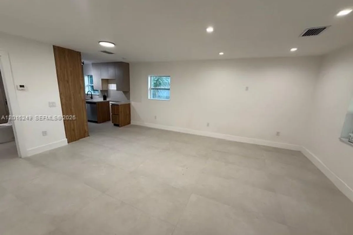 328 NE 57th St, Miami: photo 1 of 16