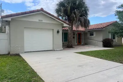 7819 NW 40th St, Coral Springs: photo 1 of 13