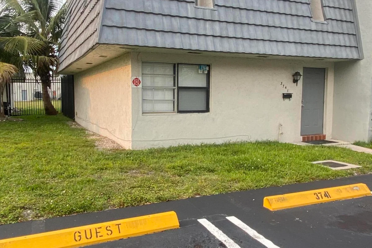 3741 NW 20th St #506, Lauderdale Lakes: photo 1 of 1