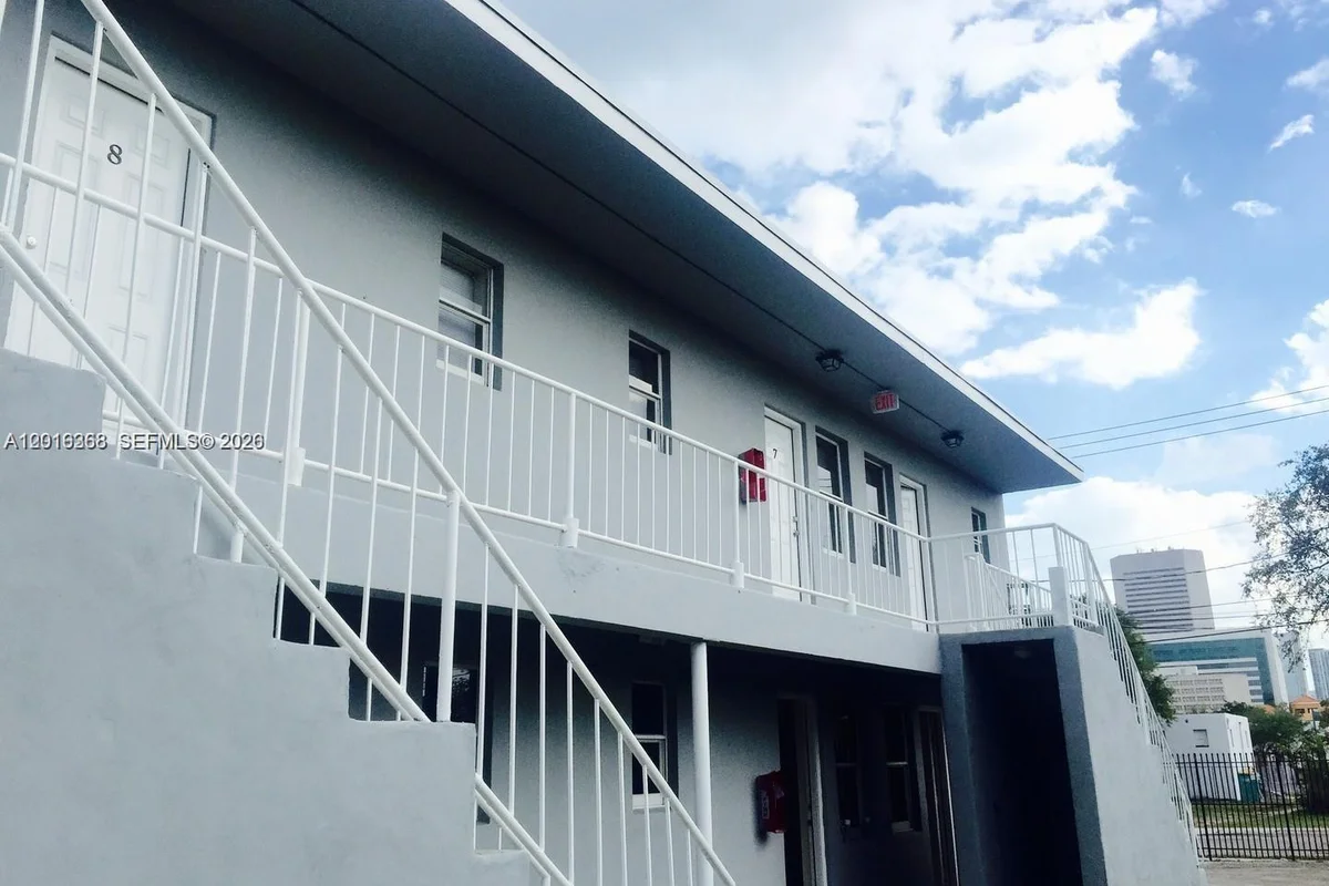 219 NW 10th St #3, Miami: photo 1 of 9