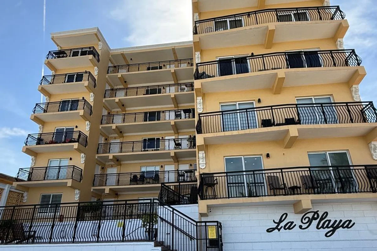 1815 N Surf Rd #402, Hollywood: photo 1 of 35