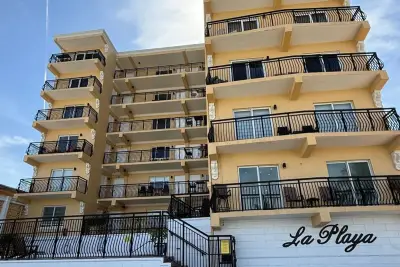1815 N Surf Rd #402, Hollywood: photo 1 of 35
