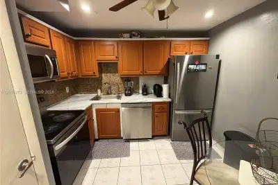 4152 Inverrary Dr #303, Lauderhill: photo 1 of 10