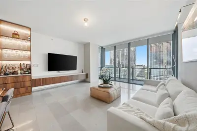 68 SE 6th St #1904, Miami: photo 1 of 32