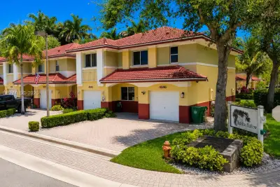 4946 SW 66th Ter, Davie: photo 1 of 25