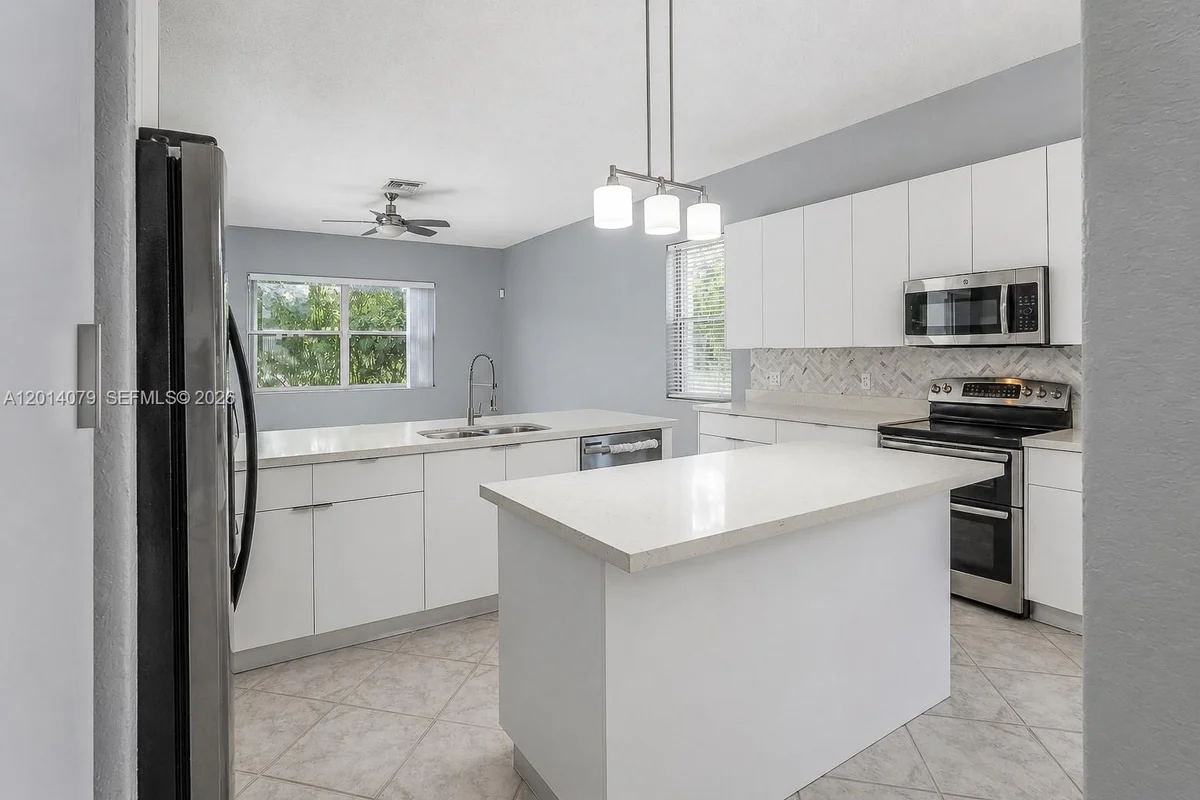 1101 NW 180th Ave, Pembroke Pines: photo 1 of 41