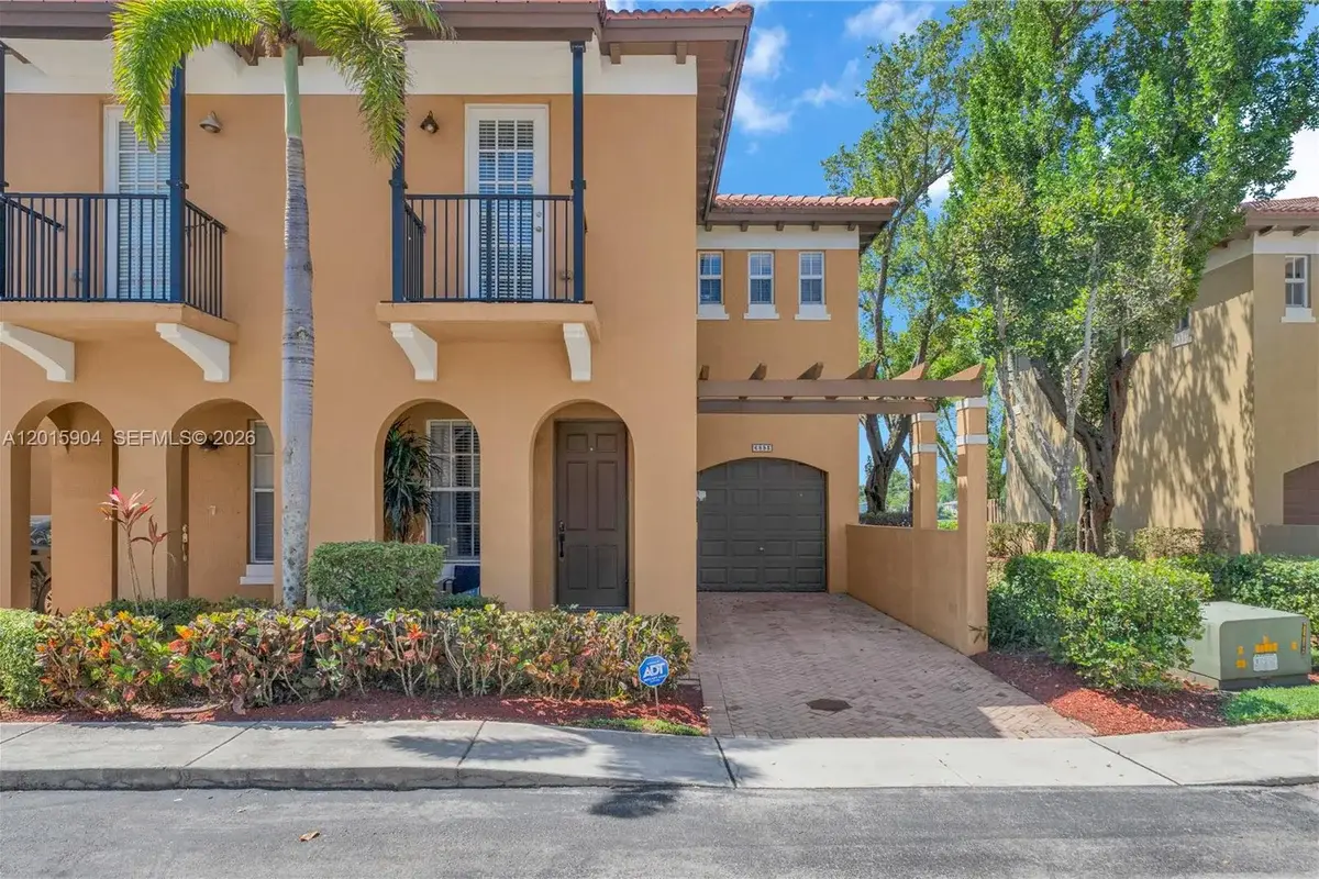 6893 Julia Gardens Dr, Coconut Creek: photo 1 of 37