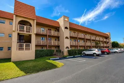 9800 Sunrise Lakes Blvd #202, Sunrise: photo 1 of 4