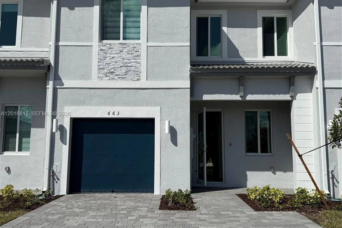 663 SE 13th St Cir, Homestead: photo 1 of 19