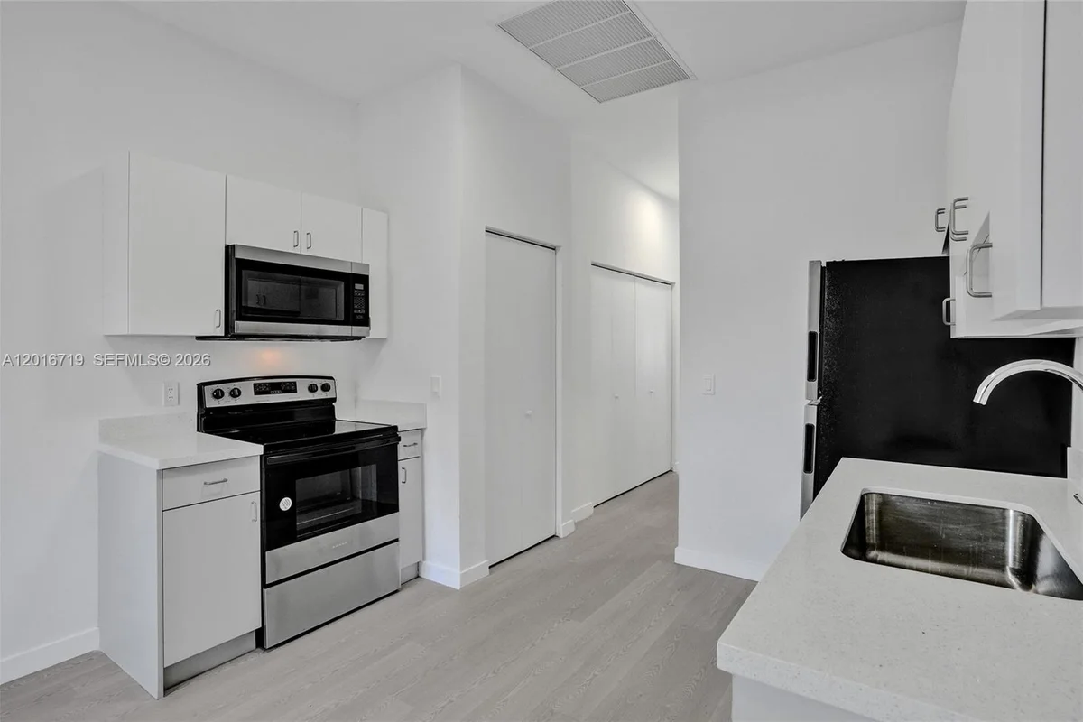 1567 NW 1st St #2, Miami: photo 1 of 20
