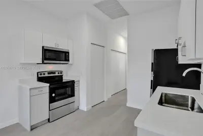 1567 NW 1st St #2, Miami: photo 1 of 20