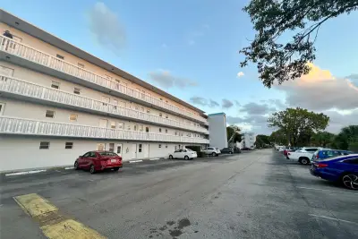 600 NE 2nd St #107, Dania Beach: photo 1 of 9