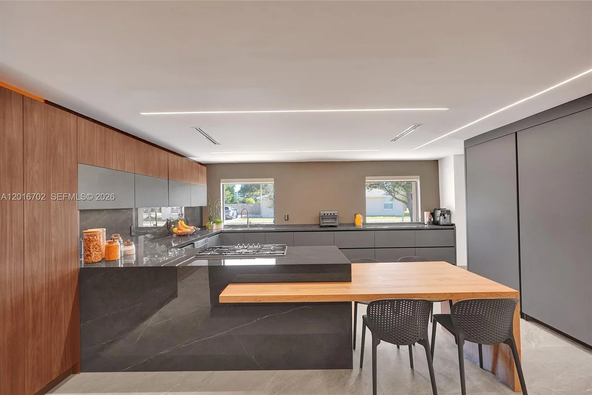 19694 NE 24th Ave, Miami: photo 1 of 70