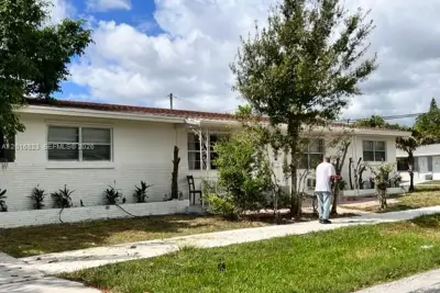 901 SW 4th Ter, Hallandale Beach: photo 1 of 47