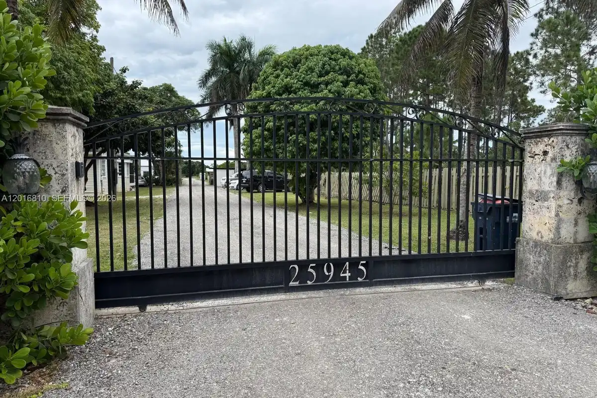 25945 SW 197th Ave, Homestead: photo 1 of 31