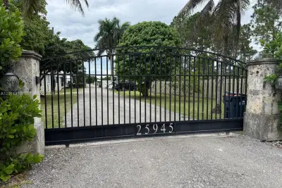 25945 SW 197th Ave, Homestead: photo 1 of 31