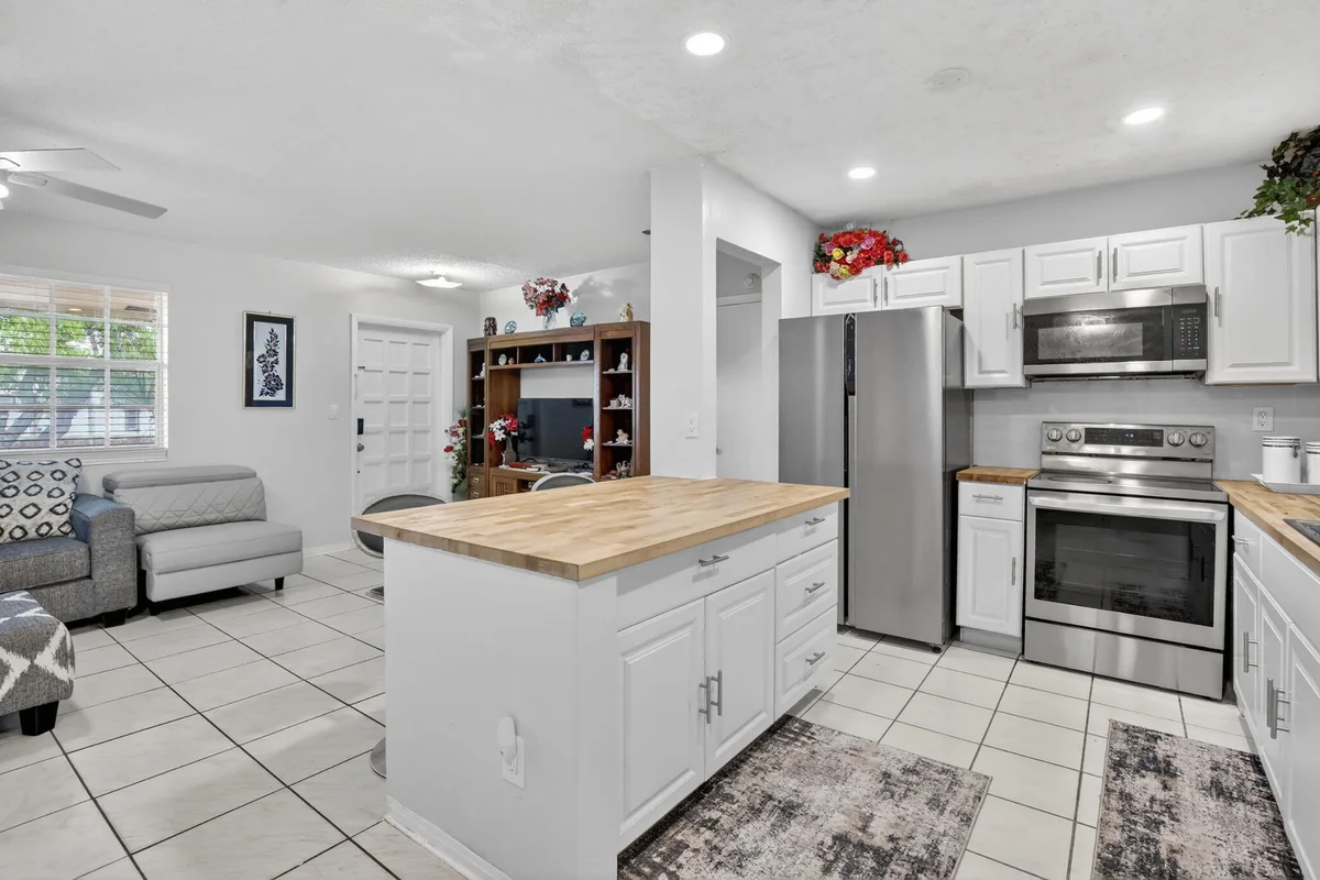 1411 NW 89th Ave, Pembroke Pines: photo 1 of 54