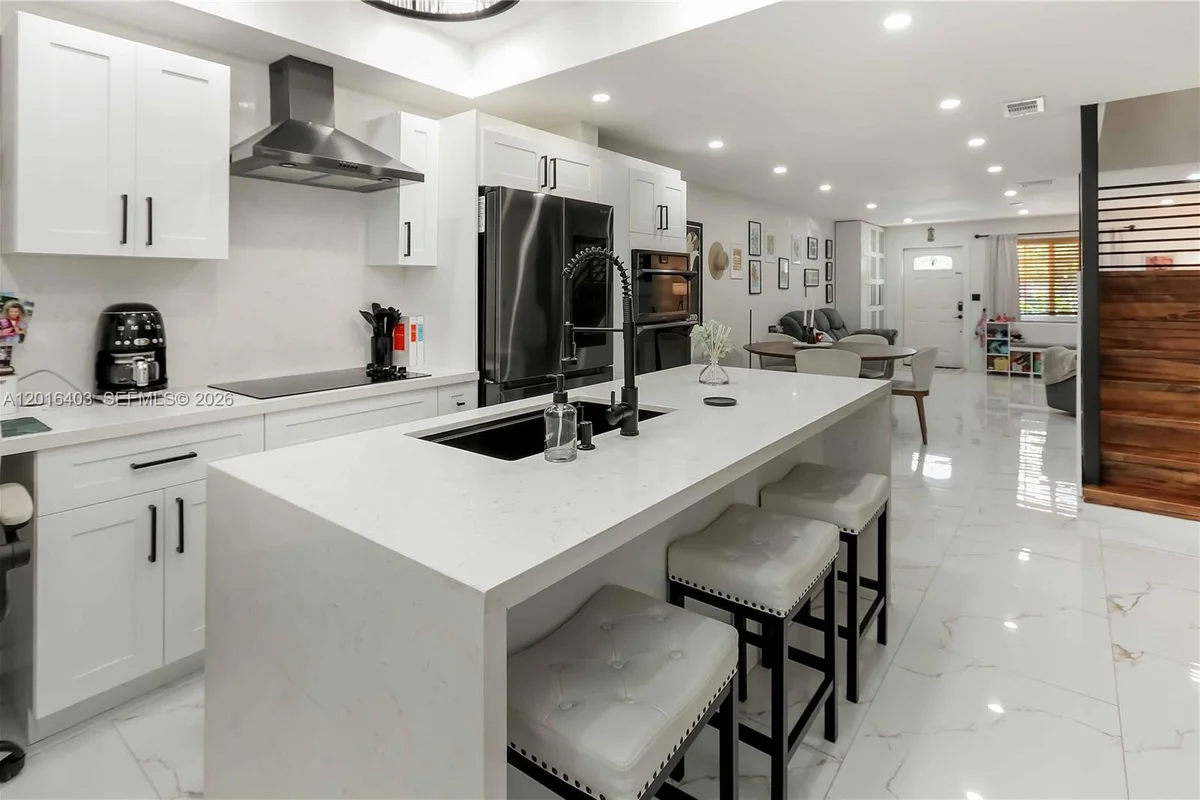 2200 Monroe St #12, Hollywood: photo 1 of 33