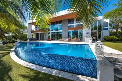 400 Tamarind Dr, Hallandale Beach: photo 1 of 53