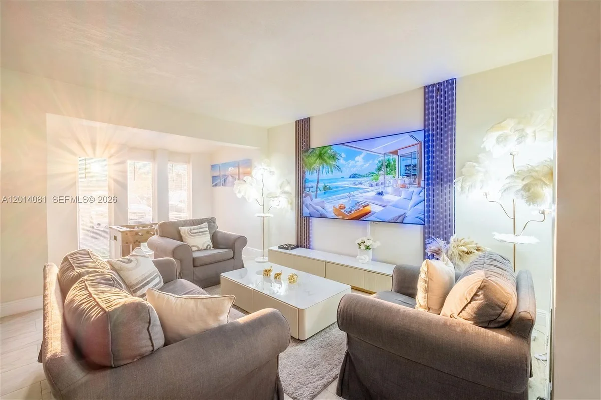 2125 N 14th Ct, Hollywood: photo 1 of 24