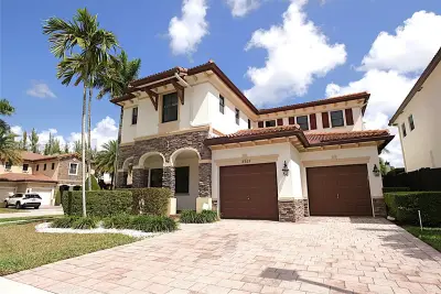 8925 NW 99th Ave, Doral: photo 1 of 50