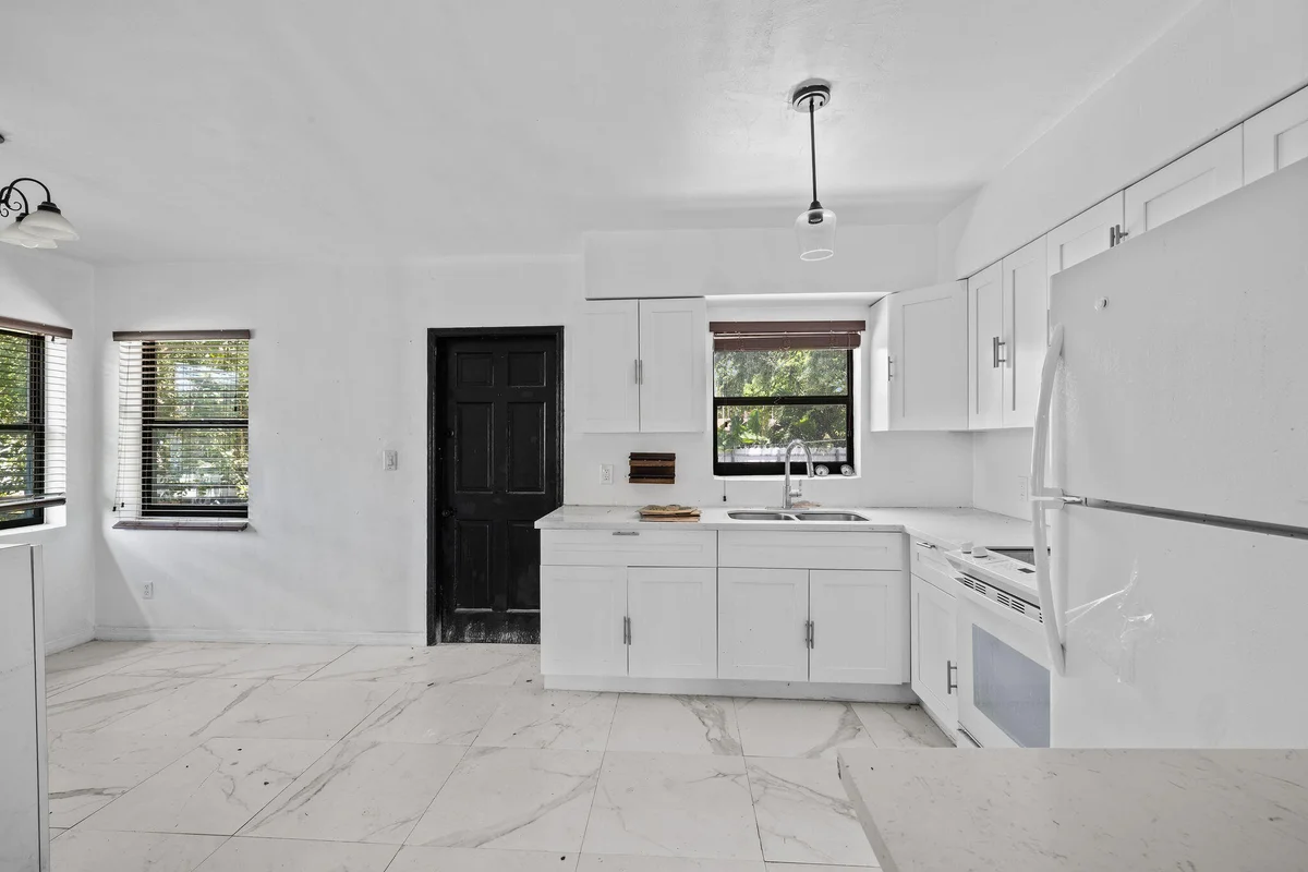 515 NW 88th St, El Portal: photo 1 of 24