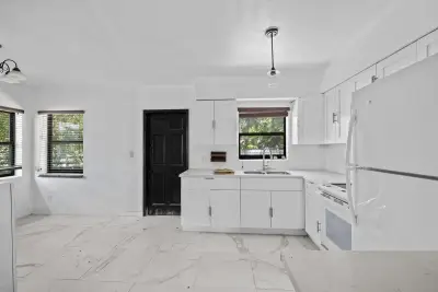 515 NW 88th St, El Portal: photo 1 of 24