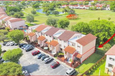 425 W Park Dr #10, Miami: photo 1 of 37