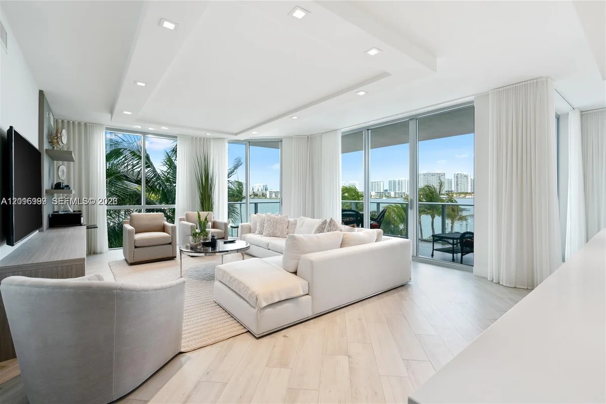 17111 Biscayne Blvd #209, North Miami Beach: photo 1 of 60