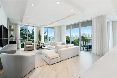 17111 Biscayne Blvd #209, North Miami Beach: photo 1 of 60