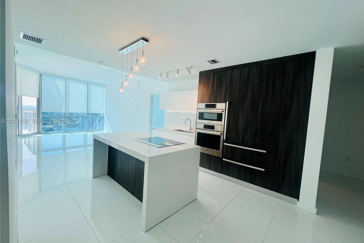 851 NE 1st Ave #2808, Miami: photo 1 of 60