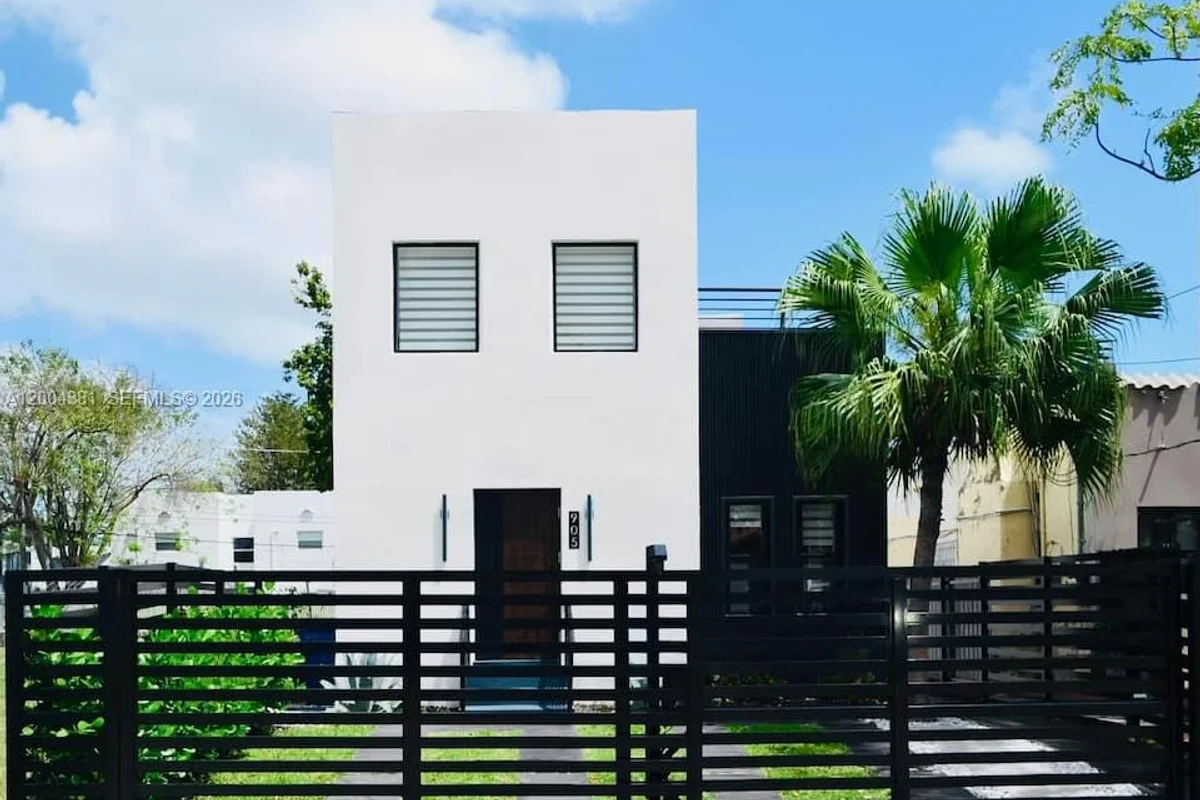 905 SW 13th Ct, Miami: photo 1 of 16