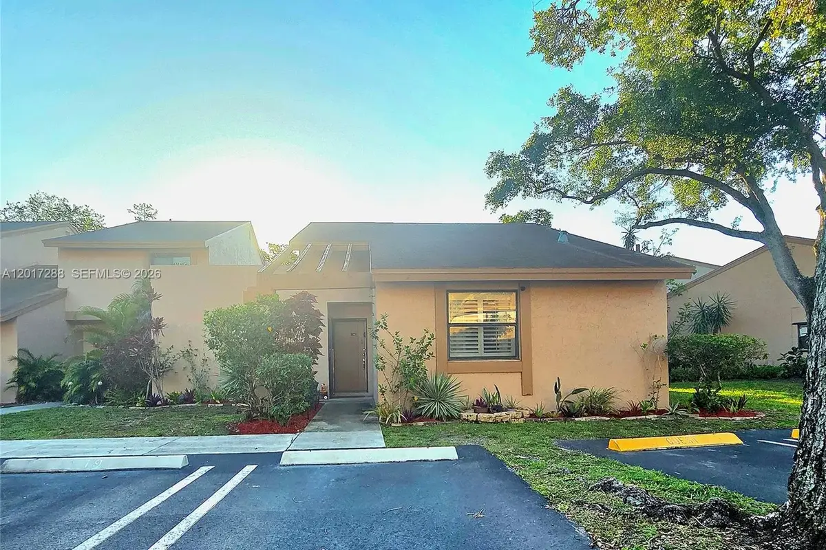 19 Chestnut Cir, Cooper City: photo 1 of 22