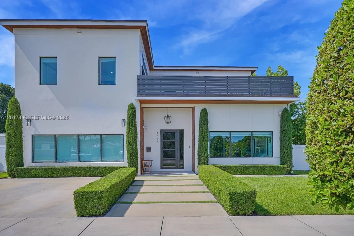 1025 NE 170th Ter, Miami: photo 1 of 53