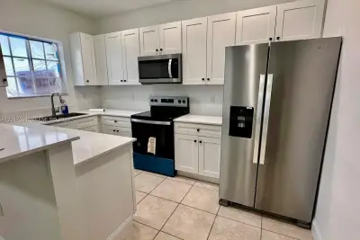 2301 Wilson St #A, Hollywood: photo 1 of 24