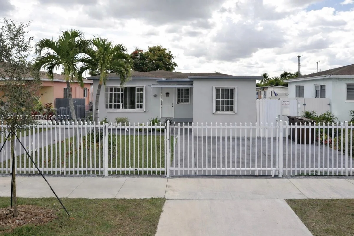 538 E 13th St, Hialeah: photo 1 of 9