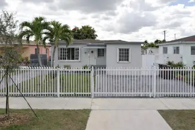 538 E 13th St, Hialeah: photo 1 of 9
