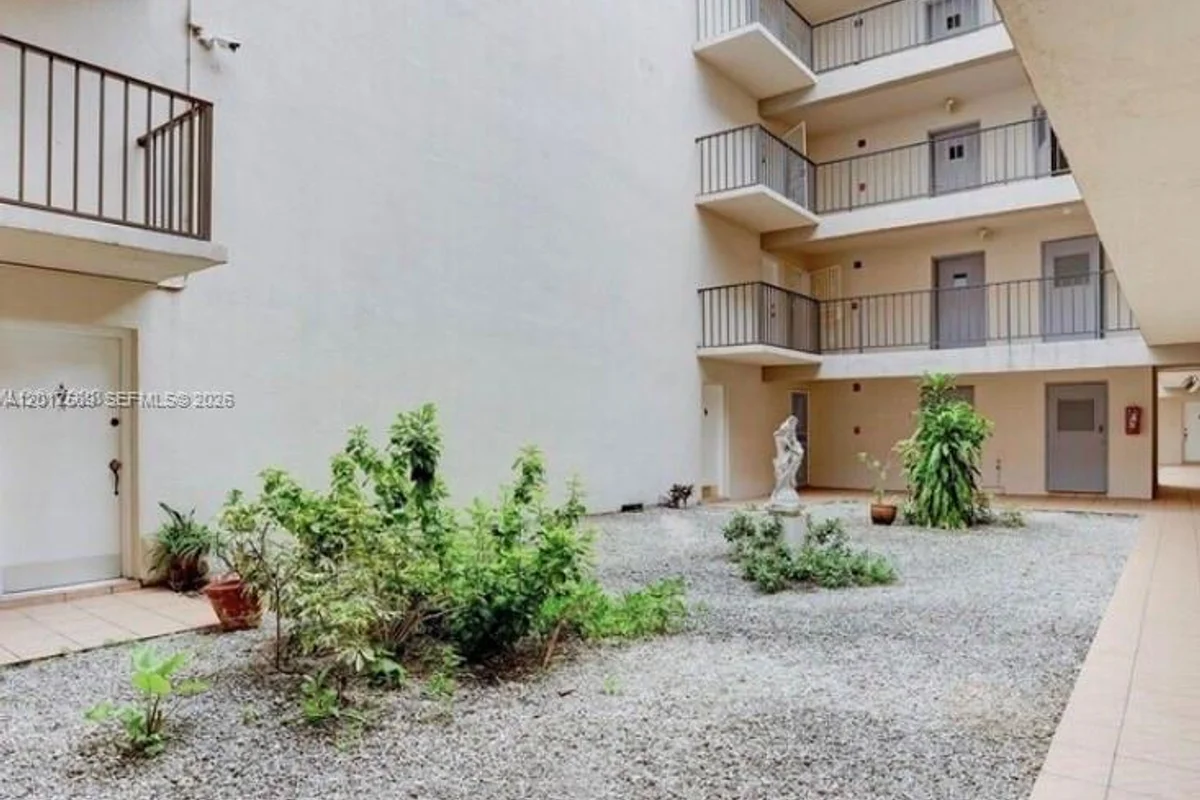 5501 NW 7th St #E412, Miami: photo 1 of 23