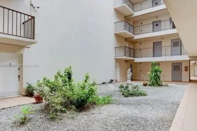 5501 NW 7th St #E412, Miami: photo 1 of 23