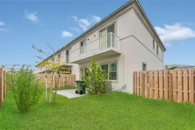 725 SE 14th Ct, Homestead: photo 1 of 32