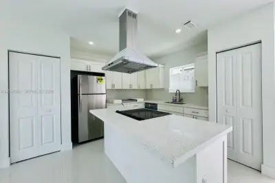 8005 NW 14th Ct, Miami: photo 1 of 16