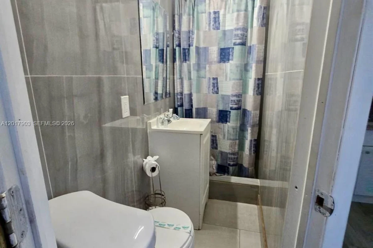 109 SE 9th St #6, Hallandale Beach: photo 1 of 10